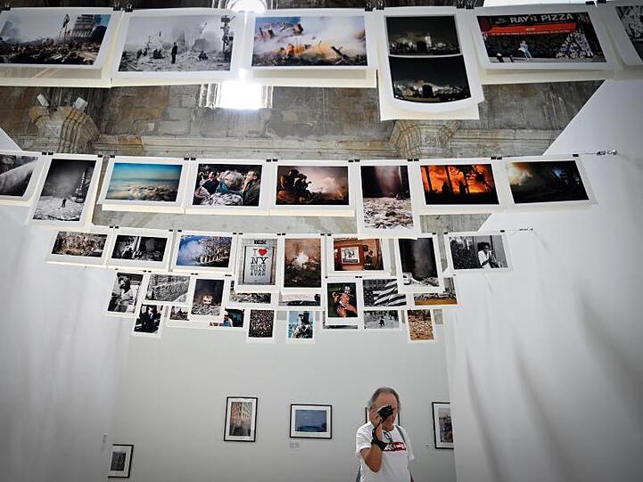 Blick in die Ausstellung "What a story! Arles turns 50, the rencontres collection" beim 50. Fotografie-Weltfestival.
