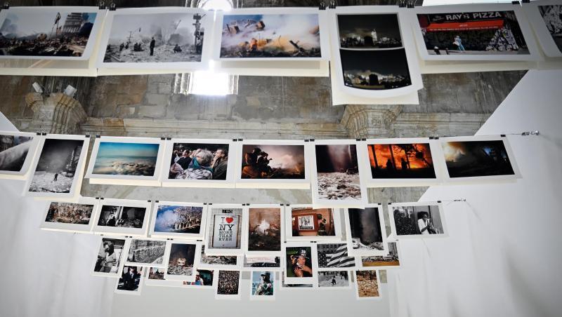 Blick in die Ausstellung "What a story! Arles turns 50, the rencontres collection" beim 50. Fotografie-Weltfestival. Blick in die Ausstellung "What a story! Arles turns 50, the rencontres collection" beim 50. Fotografie-Weltfestival.