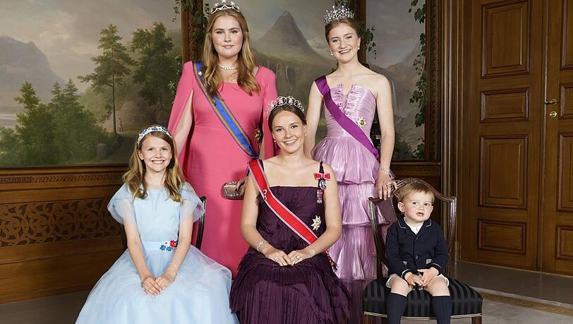 Prinzessin Estelle von Schweden, Prinzessin Catharina-Amalia der Niederlande, Prinzessin Ingrid Alexandra von Norwegen, Prinzessin Elisabeth von Belgien und Prinz Charles von Luxemburg (v.l.) beim Gala-Dinner.