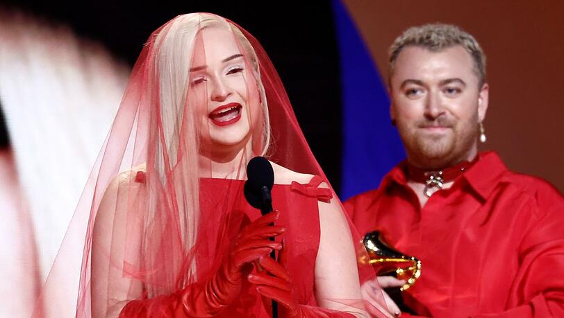 Kim Petras und Sam Smith (r.) auf der Bühne der 65. Grammy-Verleihung in Los Angeles.