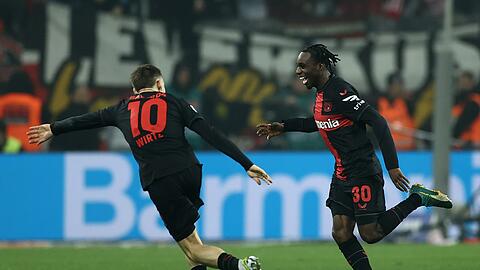Jeremie Frimpong (r) erzielte in der Nachspielzeit das 3:0.
