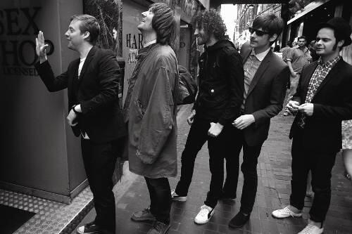 Huhu, Mädels! So kommt man zum großen Erfolg: die Kaiser Chiefs bei ihrer Fan-Arbeit an der Basis.