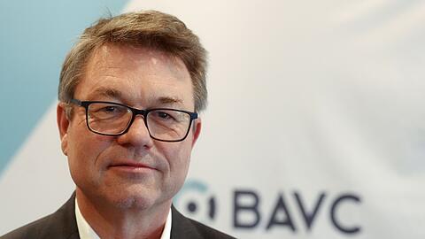 Matthias B&uuml;rk, Verhandlungsf&uuml;hrer beim Arbeitgeberverband BAVC verweist auf die Krise der Chemiebranche (Archivbild)