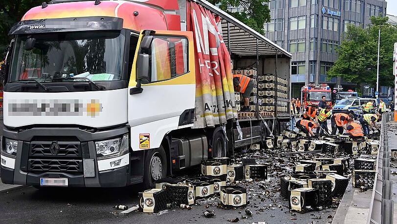 Unfall am Altstadtringtunnel: Die Feuerwehr reinigte die Fahrbahn, damit der Verkehr möglichst schnell wieder problemlos fließen konnte. Unfall am Altstadtringtunnel: Die Feuerwehr reinigte die Fahrbahn, damit der Verkehr möglichst schnell wieder problemlos fließen konnte.