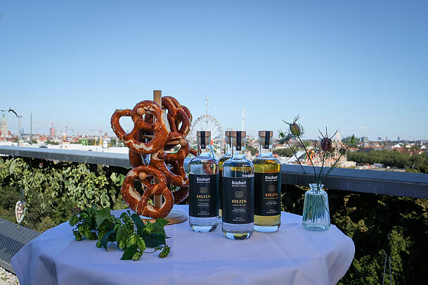 Gin und Likör aus alten Brezn? In jedem Fall passend zur Wiesn. Gin und Likör aus alten Brezn? In jedem Fall passend zur Wiesn.
