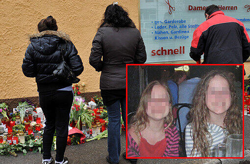 Trauer am Tatort: Kurz nach dem Mord an den Schwestern Chiara und Sharon legen Menschen an ihrem Wohnhaus Blumen und Kerzen nieder.
