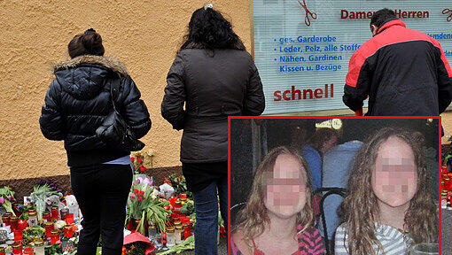 Trauer am Tatort: Kurz nach dem Mord an den Schwestern Chiara und Sharon legen Menschen an ihrem Wohnhaus Blumen und Kerzen nieder. Trauer am Tatort: Kurz nach dem Mord an den Schwestern Chiara und Sharon legen Menschen an ihrem Wohnhaus Blumen und Kerzen nieder.