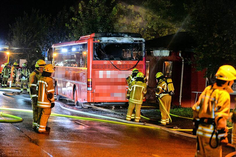 Brand eines Reisebusses in Übersee. Die Bilder vom Feuerwehreinsatz.