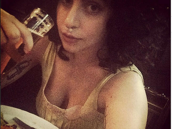 Lady Gaga lässt sich ein Kölsch schmecken