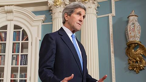 Außenminister John Kerry, der am Donnerstag nach Kiew reisen will, sei nach einem Bericht der "New York Times" offen für eine Diskussion über Waffenlieferungen.