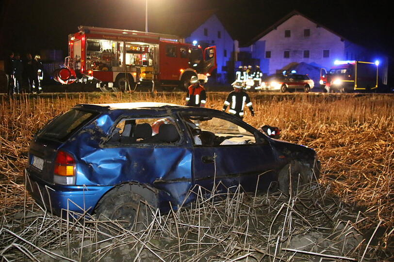 Bilder des Autounfalls aus Kehrham. Das Fahrzeug überschlug sich mehrmals und begrub den 52 Jahre alten Fahrer unter sich.