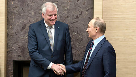 Februar 2016: Russlands Präsident Wladimir Putin empfängt in seiner Residenz Nowo-Ogarjewo bei Moskau CSU-Chef Horst Seehofer.