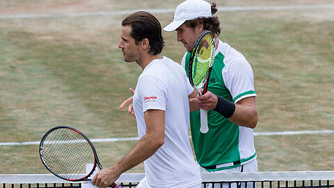 Im Viertelfinale von Stuttgart setzte sich Mischa Zverev (hinten) gegen Tommy Haas durch.