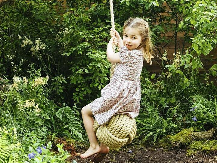 Prinzessin Charlotte schaukelt.