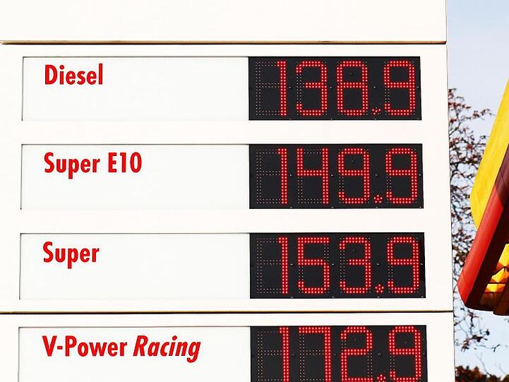 Am billigsten sind Benzin oder Diesel an den Tankstellen in der Regel am späteren Abend und am teuersten am Vormittag.