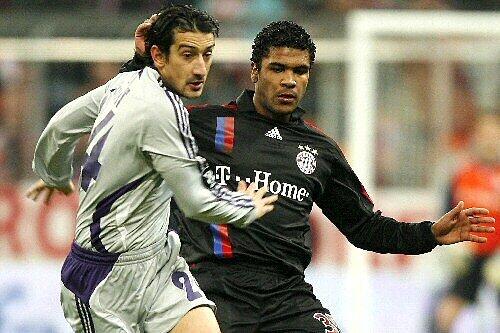 Breno (r.) gegen Serhat Akin