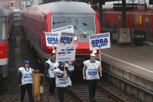 Ab 5.30 Uhr geht nichts mehr: Heute früh wollen Transnet und GBDA am Nürnberger Hauptbahnhof den Fernverkehr lahm legen.