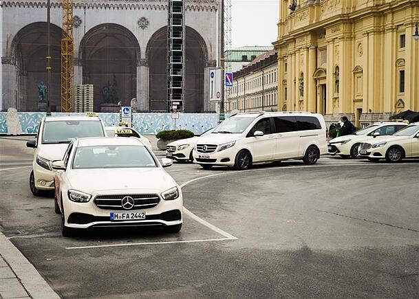 Vor dem Odeonsplatz hat sich eine lange Schlange aus Taxis gebildet. Im Sekundentakt fahren sie mit neuen Fahrgästen ab. Vor dem Odeonsplatz hat sich eine lange Schlange aus Taxis gebildet. Im Sekundentakt fahren sie mit neuen Fahrgästen ab.