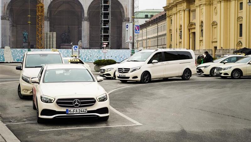 Vor dem Odeonsplatz hat sich eine lange Schlange aus Taxis gebildet. Im Sekundentakt fahren sie mit neuen Fahrgästen ab. Vor dem Odeonsplatz hat sich eine lange Schlange aus Taxis gebildet. Im Sekundentakt fahren sie mit neuen Fahrgästen ab.