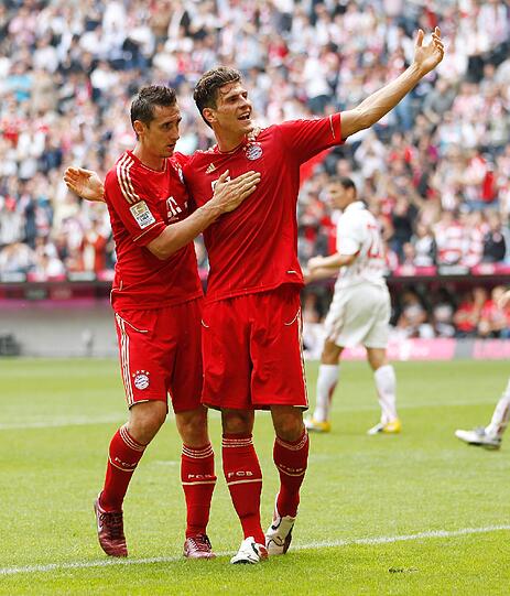MIROSLAV KLOSE: Nicht zu glauben: Klose im Tor, der Ball nicht. Rücklage die Todsünde des Torjägers. Schaffte es, aus einem Meter das 1:0 noch zu verhindern. Und das in seinem womöglich letzten Pflichtspiel für Bayern. Oh Mann, Frank Mill, t'schuldigung, Miro Klose. Note: 5