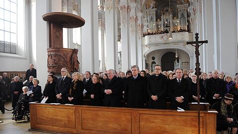 Wolfgang Heubisch (FDP, vorne, r-l), bayerischer Kultusminster, Nikolaus Bachler, Intendant der Bayerischen Staatsoper, Thomas Goppel (CSU), früherer bayerischer Kultusminster, Albert Scharf, früherer Intendant des Bayerischen Rundfunks, dessen Frau Eva, Eva Wagner-Pasquier, die Leiterin der Bayreuther Festspiele, Sir Peter Jonas, früherer Intendant der Bayerischen Staatsoper und Simone Young (l-r), Intendantin der Hamburgischen Staatsoper, nehmen am beim Trauergottesdienst für den Dirigenten und Pianisten Wolfgang Sawallisch teil.