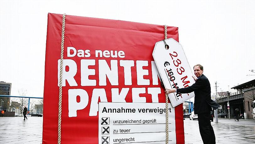 Renten-Paket - Annahme verweigert: Der Geschäftsführer der Initiative Neue Soziale Marktwirtschaft (INSM), Hubertus Pellengahr befestigt ein Preisschild an einem symbolischen Rentenpaket der Bundesregierung in Berlin. Renten-Paket - Annahme verweigert: Der Geschäftsführer der Initiative Neue Soziale Marktwirtschaft (INSM), Hubertus Pellengahr befestigt ein Preisschild an einem symbolischen Rentenpaket der Bundesregierung in Berlin.