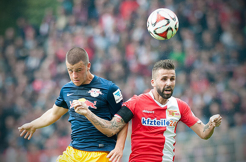 Union Berlins Benjamin Köhler (r.), hier im Duell mit Leipzigs Diego Demme.