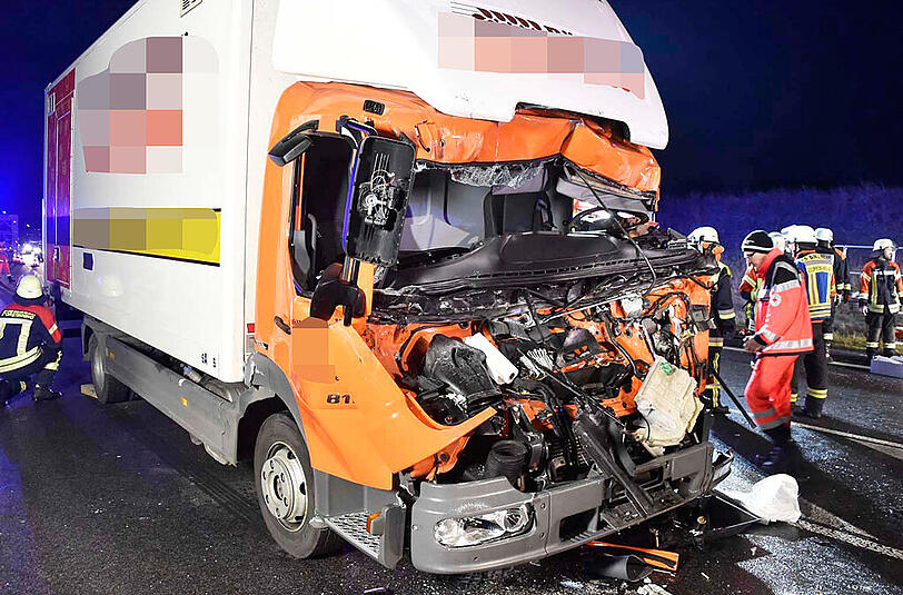 Schwerer Unfall mit einem Lkw einer Großbäckerei bei Forstinning: die Bilder.