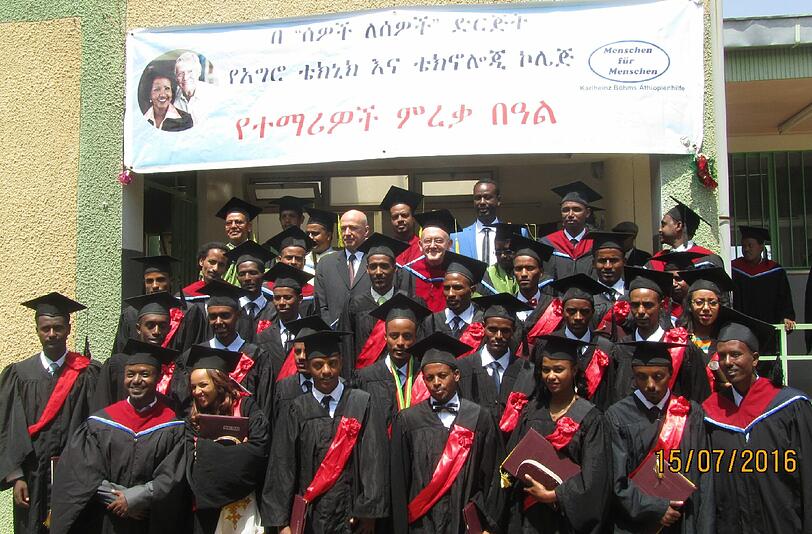 143 äthiopische Studentinnen und Studenten bestehen Abschluss am Agro Technical & Technology College in Harar (Äthiopien) der Stiftung Menschen für Menschen.