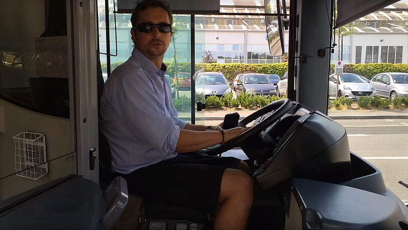 Weil sie trotz heißer Temperaturen keine Shorts tragen dürfen, erschienen einige Busfahrer in Frankreich in einem Rock zur Arbeit.