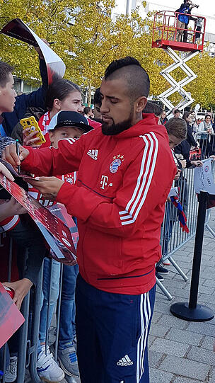 Arturo Vidal gibt Autogramme.