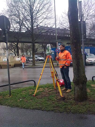 An der Kupferhammerstraße waren Arbeiter am Donnerstag dabei, die Winkel zu vermessen.