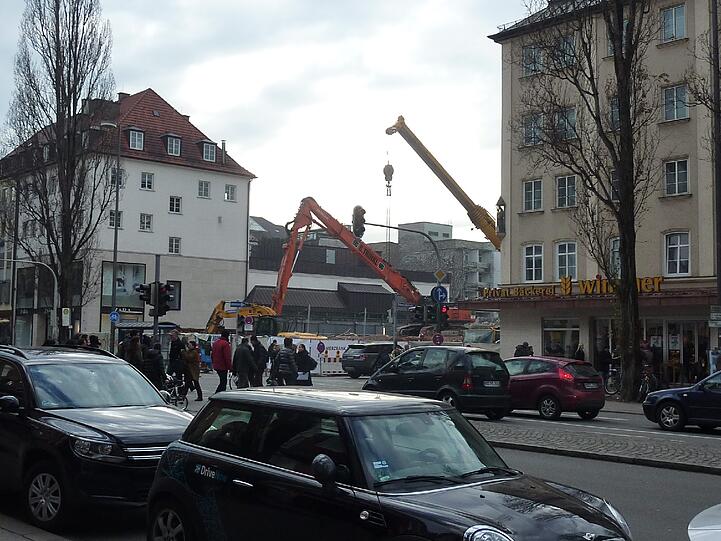 Wo einst eine Bank stand, ist jetzt ein großes Loch.