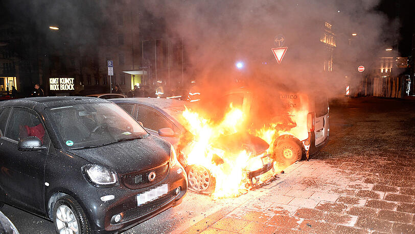 Als die Feuerwehr eintraf, stand das Auto bereits im Vollbrand. Als die Feuerwehr eintraf, stand das Auto bereits im Vollbrand.
