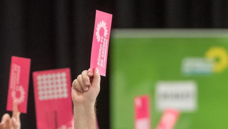 Delegierte halten beim Landesparteitag der bayerischen Grünen ihre Wahlzettel nach oben. Foto: Armin Weigel/Archiv Delegierte halten beim Landesparteitag der bayerischen Grünen ihre Wahlzettel nach oben. Foto: Armin Weigel/Archiv