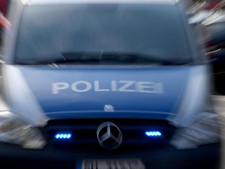 Ein Polizeiwagen mit eingeschaltetem Blaulicht. Foto: Carsten Rehder/dpa/Archivbild