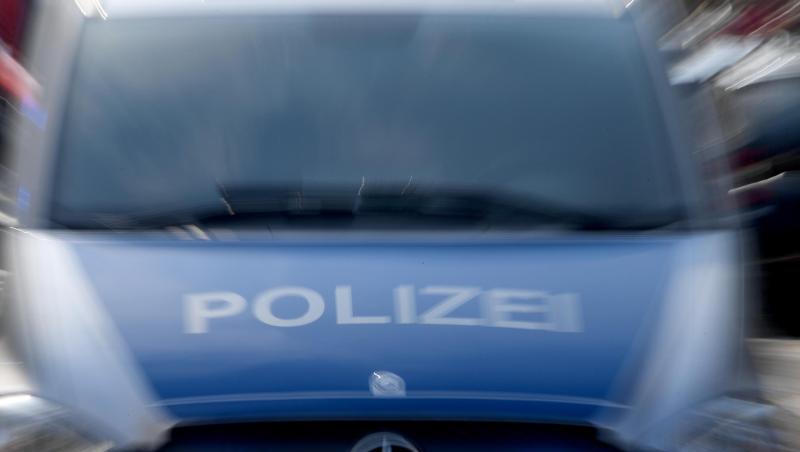 Ein Polizeiwagen mit eingeschaltetem Blaulicht. Foto: Carsten Rehder/dpa/Archivbild Ein Polizeiwagen mit eingeschaltetem Blaulicht. Foto: Carsten Rehder/dpa/Archivbild