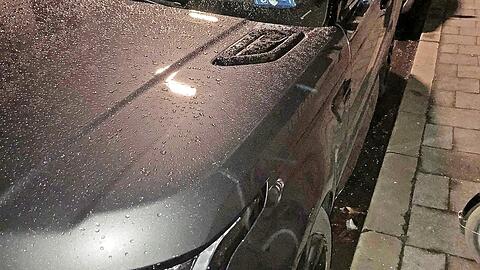 Ein Zettel mit einer Warnung klebt an der Windschutzscheibe dieses SUV.