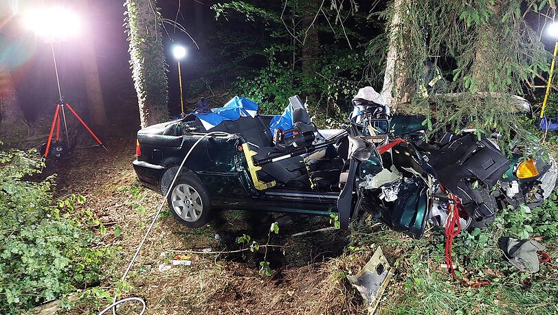 Die 18-jährige Fahrerin des BMW schwebte auch am Sonntag noch in Lebensgefahr.