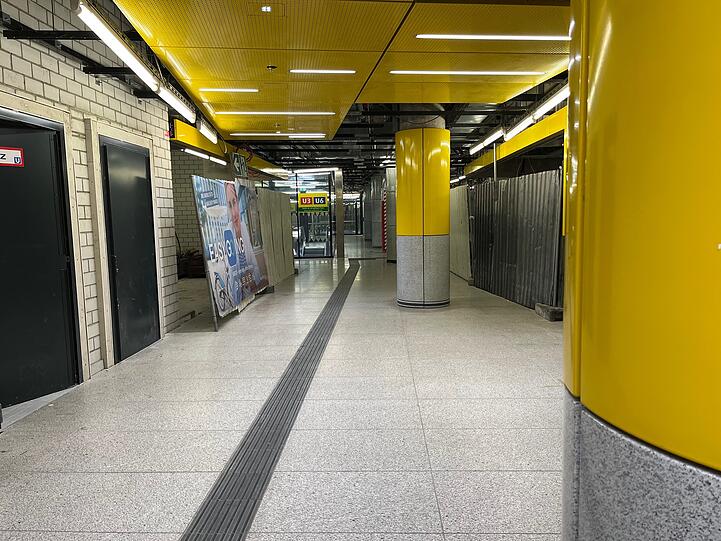 Keine Menschen bei der U-Bahn am Sendlinger Tor.