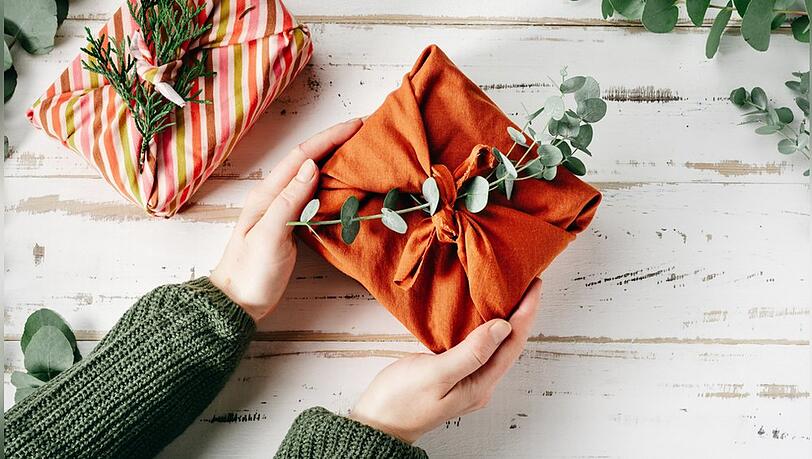 Geschenkverpackungen aus T&uuml;chern liegen im Trend, sind nachhaltig und praktisch.