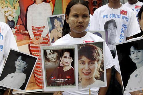Mit TRansparenten warten Anhänger der Dissidentin Aung San Suu Kyi auf ihre Freilassung