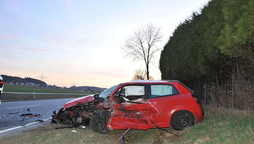 Der Fahrer eines Pkws kam auf der Bundesstraße auf die Gegenfahrbahn - er wurde tödlich verletzt. Der Fahrer eines Pkws kam auf der Bundesstraße auf die Gegenfahrbahn - er wurde tödlich verletzt.
