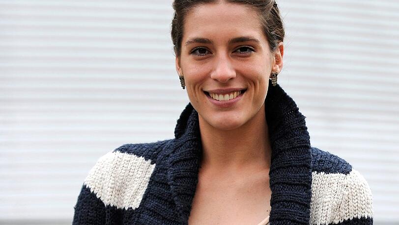 Petkovic, Fan von Eintracht Frankfurt, selbsternannter „Pöbel-Fan“ und bei jedem Spiel der Nationalmannschaft im DFB-Trikot vor dem Ferseher, geht offensiv an die Sache heran: „Fußballer waren früher auch mal schöner“, witzelte die 24-Jährige. Im Folgenden erklärt Sie ihr "EM-Dream-Team" der wenig verbliebenen sexy Fußballer. Petkovic, Fan von Eintracht Frankfurt, selbsternannter „Pöbel-Fan“ und bei jedem Spiel der Nationalmannschaft im DFB-Trikot vor dem Ferseher, geht offensiv an die Sache heran: „Fußballer waren früher auch mal schöner“, witzelte die 24-Jährige. Im Folgenden erklärt Sie ihr "EM-Dream-Team" der wenig verbliebenen sexy Fußballer.