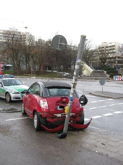 Der Peugeot raste rückwärts den Hang hinunter in Richtung Tollwood - und wurde zum Glück noch von einer Ampelanlage gestoppt.