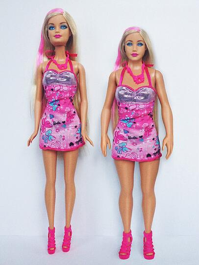 Die Barbie im Original und die Barbie, die der Durchschnittsamerikanerin entspricht. Letztere ist einfach kleiner, runder und kompakter.