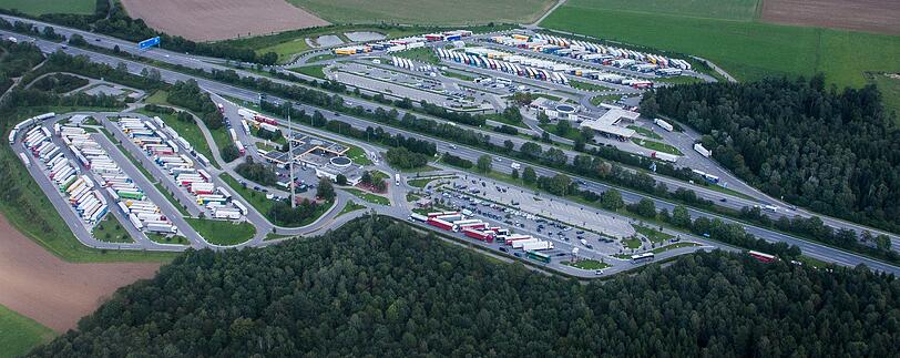 Brummi an Brummi, zwei Autohöfe und dazwischen die A 99: Aus der Luft sieht man, wie riesig der Rastplatz Vaterstetten ist.