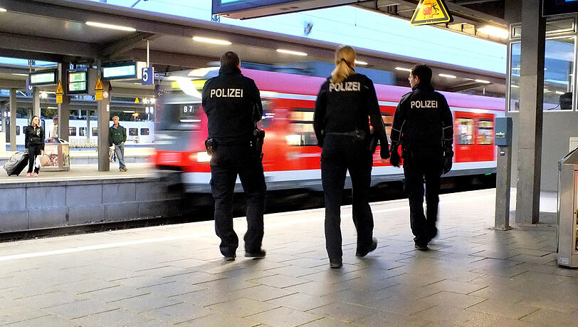 Bundespolizisten wurden zu Hilfe gerufen - doch auch die hatten so ihre Mühe mit dem Randalierer (Symbolbild). Bundespolizisten wurden zu Hilfe gerufen - doch auch die hatten so ihre Mühe mit dem Randalierer (Symbolbild).