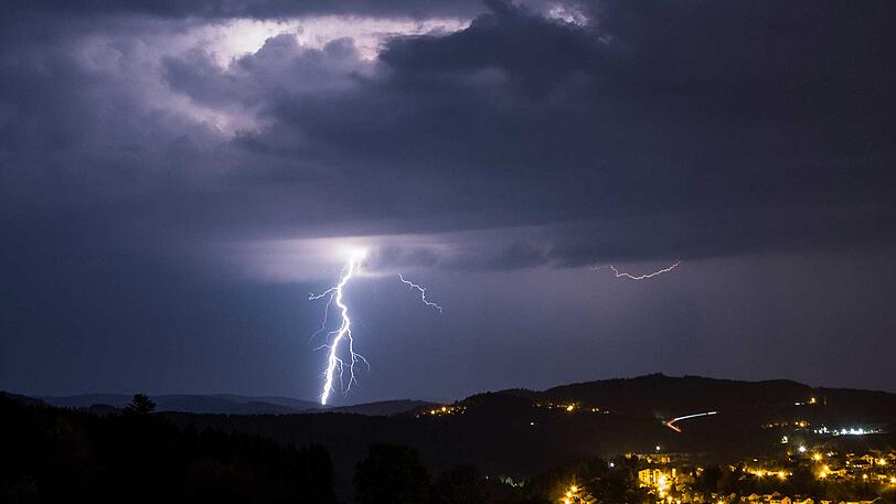 Eine grandiose Blitzshow mit unzähligen Erdblitzen waren vom Regener Ortsteil Schützenhof (Lkr. Regen) aus zu bewundern.
