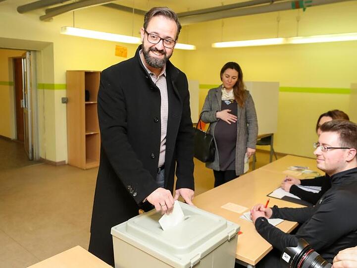 CDU-Kandidat Sebastian Gemkow gibt seine Stimme ab, hinter ihm seine Ehefrau Nadja.